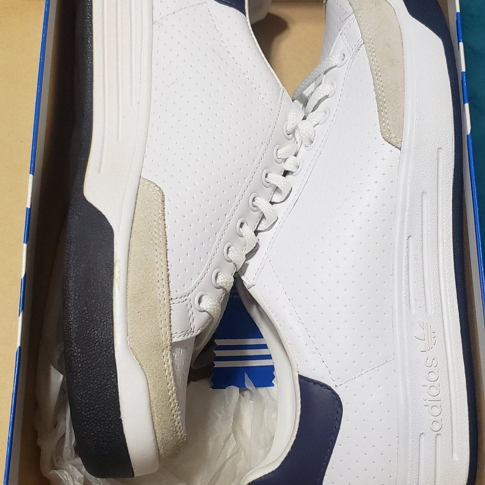Adidas Rod Laver tennis shoes Brand New size 9